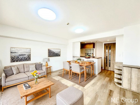 ���r���O�@�����`Living�`�@�Ƒ��̐H����c���̂ق��A�q�ǂ���V�΂�����A�F�l���������肷��LDK�͏Z�܂��̒��S�B�����ԉ߂����ꏊ������A���̋�Ԃ͏Z�܂��S�̂̋��S�n�����E���܂��B�@���Ƌ��CG�ł�