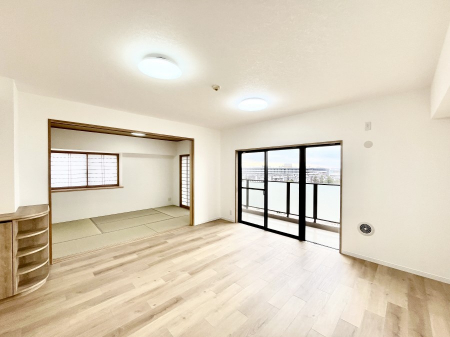 ���̑����ρ@�����`Living�`�@�O���̗��Ȃ��V���v���ł�������LDK�B�傫�ȑ�������������������ނ̂Ŏ��������邭�A�Ƒ��̌e���̏�Ƃ��ăs�b�^���ł��B�J�����Ɠ�������̗ǂ��𐥔񂲗����������I