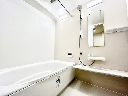 �����@�����`Bath Room�`�@�������������͋C�̗����Ŗ����Ɍ����ă��t���b�V���B���������@�\���t���Ă���̂ŗׂ̐���@�u����Ő􂢏オ�������󕨂��A�J�̓����V�C���C�ɂ������������邱�Ƃ��\�ł��B