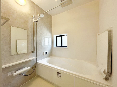 �����@������A�������`Bath Room�`�@���t���̃o�X���[���́A�̌������薾�邭�C�����̗ǂ���Ԃł��B�������邱�ƂŁA���C�����ǍD�B������芰����o�X���[���ŁA�����̃o�X�^�C�����y���݂ɂȂ肻���ł��B