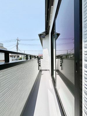 �o���R�j�[�@������A�������`Balcony�`�@������̃o���R�j�[�̑O�ɂ͉_�ȊO�ɑ��z���Ղ���̂�����܂���B�����󕨂������₷���A����薾�邭�C�����̂������������Ă��܂��B�g���₷���J���I�ȃo���R�j�[�ł���
