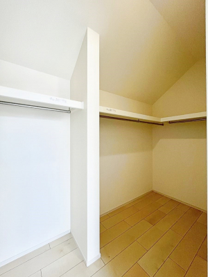 ���̑��@������A�������`Walk-in Closet�`�@��������̗m���������Ă��V���ɂȂ�ɂ����E�H�[�N�C���N���[�[�b�g�B�m���ȊO�ɂ��A���i�g��Ȃ��Ɠd��X�[�c�P�[�X�A�X�g�b�N�i�Ȃǉ��ł��Еt����������Ԃł��B
