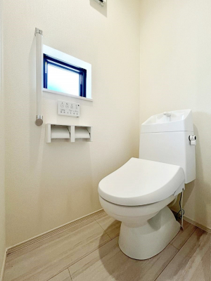 �g�C���@������A�������`Toilet�`�@�Y��E�X�b�L���E���K�ȃE�H�V�����b�g�t�g�C���ł��낰���Ԃł��B�̌������薾�邭�A���K��ԂƂȂ��Ă���܂��������g���ꏊ�����炱���̔z���ł��I