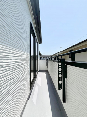 �o���R�j�[�@������B�������`Balcony�`�@�傫�ȋ�Ɉ͂܂ꂽ�C�����̂����ƁB�o���R�j�[��`�������ň��|�I�ȊJ�����ɕ�܂�܂��B�o���R�j�[�͗z���������݂��z�c����󕨂��C�����悭�������Ƃ��ł��܂��B