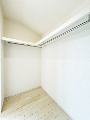 ���̑��@������B�������`Walk-in Closet�`�@��������̗m���������Ă��V���ɂȂ�ɂ����E�H�[�N�C���N���[�[�b�g�B�m���ȊO�ɂ��A���i�g��Ȃ��Ɠd��X�[�c�P�[�X�A�X�g�b�N�i�Ȃǉ��ł��Еt����������Ԃł��B