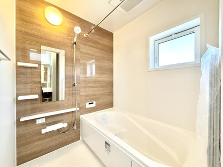 �����@�������P�������`Bath Room�`�@���t���̃o�X���[���́A�̌������薾�邭�C�����̗ǂ���Ԃł��B�������邱�ƂŁA���C�����ǍD�B������芰����o�X���[���ŁA�����̃o�X�^�C�����y���݂ɂȂ肻���ł��B