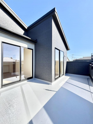 �o���R�j�[�@�������P�������`Balcony�`�@������̃o���R�j�[�̑O�ɂ͉_�ȊO�ɑ��z���Ղ���̂�����܂���B�����󕨂������₷���A����薾�邭�C�����̂������������Ă��܂��B�g���₷���J���I�ȃo���R�j�[�ł���