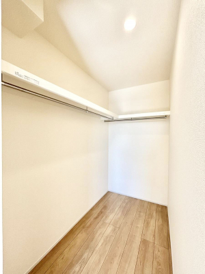 ���̑��@�������P�������`Walk-in Closet�`�@��������̗m���������Ă��V���ɂȂ�ɂ����E�H�[�N�C���N���[�[�b�g�B�m���ȊO�ɂ��A���i�g��Ȃ��Ɠd��X�[�c�P�[�X�A�X�g�b�N�i�Ȃǉ��ł��Еt����������Ԃł��B