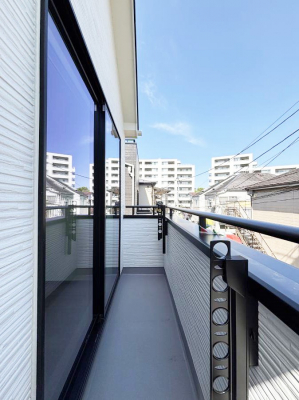 �o���R�j�[�@������A�������`Balcony�`  �傫�ȋ�Ɉ͂܂ꂽ�C�����̂����ƁB  �o���R�j�[��`�������ň��|�I�ȊJ�����ɕ�܂�܂��B  �o���R�j�[�͗z���������݂��z�c����󕨂��C�����悭�������Ƃ��ł��܂��B