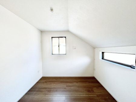 �q�������@�������P�������`Bed Room�`�@�q�������͂��q�l�ɂƂ��đ�Ϗd�Ȗ���������܂��B�q����l�ŉ߂�����Ԃ�^���邱�ƂŁA�h���׋����Ԃ����R�Ƒ����܂����畔���̕Еt����|���Ȃǂ��������ƂɌq����܂��B