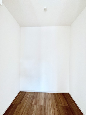 ���̑��@�������P�������`Walk-in Closet�`�@��������̗m���������Ă��V���ɂȂ�ɂ����E�H�[�N�C���N���[�[�b�g�B�m���ȊO�ɂ��A���i�g��Ȃ��Ɠd��X�[�c�P�[�X�A�X�g�b�N�i�Ȃǉ��ł��Еt����������Ԃł��B