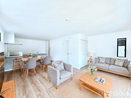 ���r���O�@�������P�������`Living�`�@�Ƒ��̉�b��Ί炪�s���������r���O�ł��B�傫�ȃ\�t�@��_�C�j���O�e�[�u���ł������H���������肭�났�����􂻂�Ȗ������������Ԃł��I���Ƌ��CG�ł�