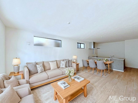 ���r���O�@�������Q�������`Living�`�@�Ƒ��̉�b��Ί炪�s���������r���O�ł��B�傫�ȃ\�t�@��_�C�j���O�e�[�u���ł������H���������肭�났�����􂻂�Ȗ������������Ԃł��I���Ƌ��CG�ł�