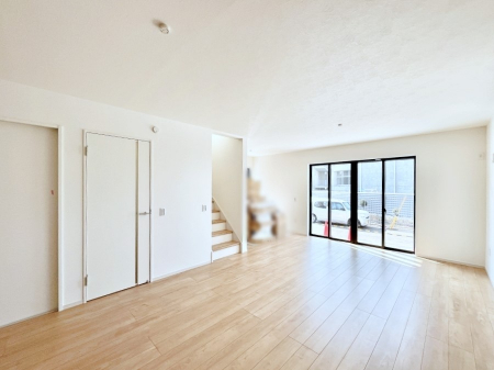 ���r���O�@�������Q�������`Living�`�@�O���̗��Ȃ��V���v���ł�������LDK�B�傫�ȑ�������������������ނ̂Ŏ��������邭�A�Ƒ��̌e���̏�Ƃ��ăs�b�^���ł��B�J�����Ɠ�������̗ǂ��𐥔񂲗����������I