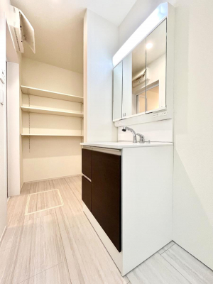 ���̑��@������A�������`Dressing Room�`  �\���ȑ傫���̐��ʑ�͎��[�����鎖�Ȃ���A�g�����Ȃ݃`�F�b�N�⎕�����ȂǁA���̍Q�����������Ԃł��z�e�����C�N�ȃX�y�[�X�ŗ]�T�Ƃ�Ƃ�������Ē����܂��B