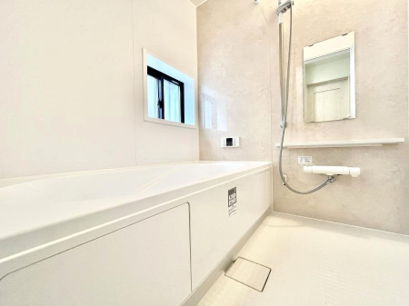 �����@������A�������`Bath Room�`�@���t���̃o�X���[���́A�̌������薾�邭�C�����̗ǂ���Ԃł��B�������邱�ƂŁA���C�����ǍD�B������芰����o�X���[���ŁA�����̃o�X�^�C�����y���݂ɂȂ肻���ł��B