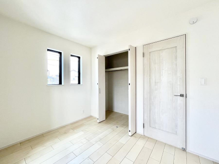 �Q���@������A�������`Bed Room�`  �S�����ɂ͎��[�N���[�[�b�g�������I���i�g���̂��m���⏬���͂������A�G�ߕ��̂��m���Ȃǂ���������Ɛ������ڂ����܂������܂��B  ������Ԃ��L���g�p�ł��܂��ˁB