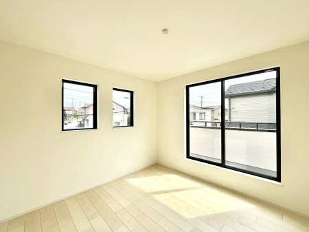 �q�������@������A�������`Bed Room�`�@�q�������͂��q�l�ɂƂ��đ�Ϗd�Ȗ���������܂��B�q����l�ŉ߂�����Ԃ�^���邱�ƂŁA�h���׋����Ԃ����R�Ƒ����܂����畔���̕Еt����|���Ȃǂ��������ƂɌq����܂��B