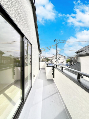 �o���R�j�[�@������A�������`Balcony�`�@������̃o���R�j�[�̑O�ɂ͉_�ȊO�ɑ��z���Ղ���̂�����܂���B�����󕨂������₷���A����薾�邭�C�����̂������������Ă��܂��B�g���₷���J���I�ȃo���R�j�[�ł���