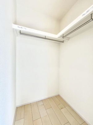 ���̑��@������A�������`Walk-in Closet�`�@��������̗m���������Ă��V���ɂȂ�ɂ����E�H�[�N�C���N���[�[�b�g�B�m���ȊO�ɂ��A���i�g��Ȃ��Ɠd��X�[�c�P�[�X�A�X�g�b�N�i�Ȃǉ��ł��Еt����������Ԃł��B