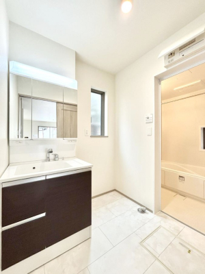 ���̑��@������B�������`Dressing Room�`  �\���ȑ傫���̐��ʑ�͎��[�����鎖�Ȃ���A�g�����Ȃ݃`�F�b�N�⎕�����ȂǁA���̍Q�����������Ԃł��z�e�����C�N�ȃX�y�[�X�ŗ]�T�Ƃ�Ƃ�������Ē����܂��B