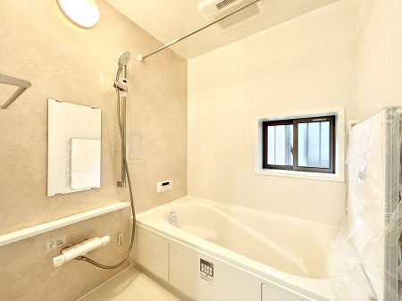 �����@������B�������`Bath Room�`�@���t���̃o�X���[���́A�̌������薾�邭�C�����̗ǂ���Ԃł��B�������邱�ƂŁA���C�����ǍD�B������芰����o�X���[���ŁA�����̃o�X�^�C�����y���݂ɂȂ肻���ł��B