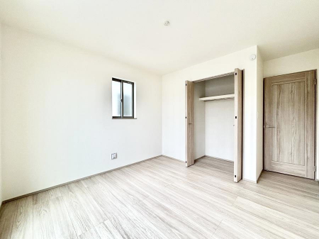 �Q���@������B�������`Bed Room�`  �����ɂ͎��[�N���[�[�b�g�������I���i�g���̂��m���⏬���͂������A�G�ߕ��̂��m���Ȃǂ���������Ɛ������ڂ����܂������܂��B  ������Ԃ��L���g�p�ł��܂��ˁB