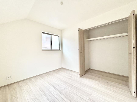 �q�������@������B�������`Bed Room�`�@�q�������͂��q�l�ɂƂ��đ�Ϗd�Ȗ���������܂��B�q����l�ŉ߂�����Ԃ�^���邱�ƂŁA�h���׋����Ԃ����R�Ƒ����܂����畔���̕Еt����|���Ȃǂ��������ƂɌq����܂��B