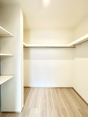 ���̑��@������B�������`Walk-in Closet�`�@��������̗m���������Ă��V���ɂȂ�ɂ����E�H�[�N�C���N���[�[�b�g�B�m���ȊO�ɂ��A���i�g��Ȃ��Ɠd��X�[�c�P�[�X�A�X�g�b�N�i�Ȃǉ��ł��Еt����������Ԃł��B