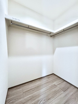 ���̑��@������B�������`Walk-in Closet�`�@��������̗m���������Ă��V���ɂȂ�ɂ����E�H�[�N�C���N���[�[�b�g�B�m���ȊO�ɂ��A���i�g��Ȃ��Ɠd��X�[�c�P�[�X�A�X�g�b�N�i�Ȃǉ��ł��Еt����������Ԃł��B