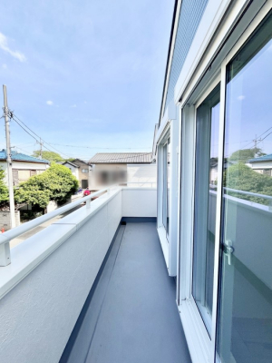 �o���R�j�[�@�������Q�������`Balcony�`  �傫�ȋ�Ɉ͂܂ꂽ�C�����̂����ƁB  �o���R�j�[��`�������ň��|�I�ȊJ�����ɕ�܂�܂��B  �o���R�j�[�͗z���������݂��z�c����󕨂��C�����悭�������Ƃ��ł��܂��B