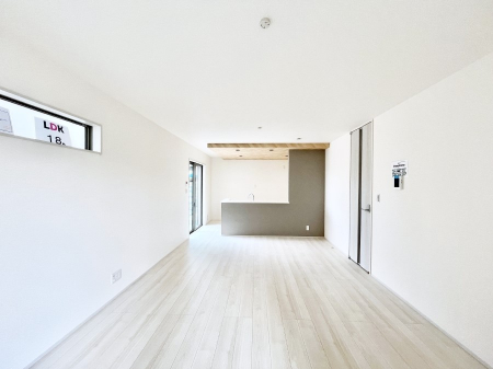 ���̑����ρ@�Ƒ��̏Ί炪���R�Ɛ��܂�Ă���A����ȕ��͋C�̃_�C�j���O�Ɏd�オ���Ă��܂� 