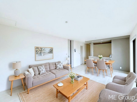 ���r���O�@�Ƒ��̘a�₩�ȉ�b���������Ă������B�J�����̂��郊�r���O�ł��B���Ƌ��CG�ł�  