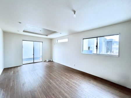 ���r���O�@���邢�z���������A�����̕��͋C�ɖ�������郊�r���O�E�_�C�j���O�B 