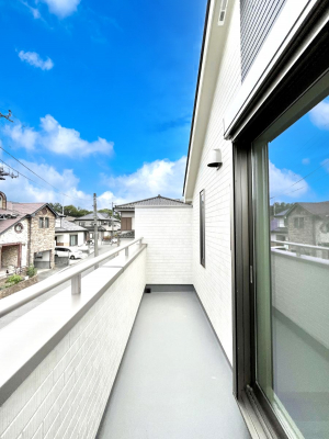 �o���R�j�[�@�������Q�������`Balcony�`  �傫�ȋ�Ɉ͂܂ꂽ�C�����̂����ƁB  �o���R�j�[��`�������ň��|�I�ȊJ�����ɕ�܂�܂��B  �o���R�j�[�͗z���������݂��z�c����󕨂��C�����悭�������Ƃ��ł��܂��B