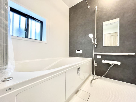 �����@�����`Bath Room�`�@�������������͋C�̗����Ŗ����Ɍ����ă��t���b�V���B���������@�\���t���Ă���̂ŗׂ̐���@�u����Ő􂢏オ�������󕨂��A�J�̓����V�C���C�ɂ������������邱�Ƃ��\�ł��B