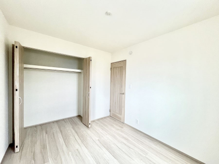 �Q���@�����`Bed Room�`  �S�����ɂ͎��[�N���[�[�b�g�������I���i�g���̂��m���⏬���͂������A�G�ߕ��̂��m���Ȃǂ���������Ɛ������ڂ����܂������܂��B  ������Ԃ��L���g�p�ł��܂��ˁB