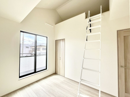 �q�������@�����`Bed Room�`�@�q�������͂��q�l�ɂƂ��đ�Ϗd�Ȗ���������܂��B�q����l�ŉ߂�����Ԃ�^���邱�ƂŁA�h���׋����Ԃ����R�Ƒ����܂����畔���̕Еt����|���Ȃǂ��������ƂɌq����܂��B