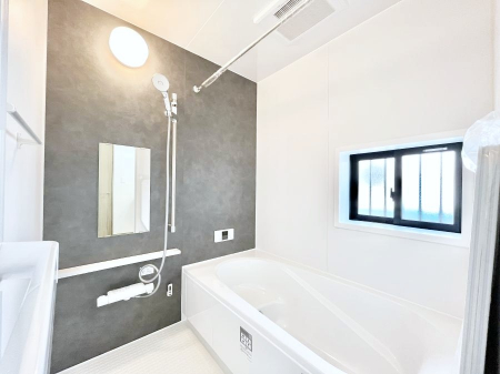 �����@�����`Bath Room�`�@�������������͋C�̗����Ŗ����Ɍ����ă��t���b�V���B���������@�\���t���Ă���̂ŗׂ̐���@�u����Ő􂢏オ�������󕨂��A�J�̓����V�C���C�ɂ������������邱�Ƃ��\�ł��B