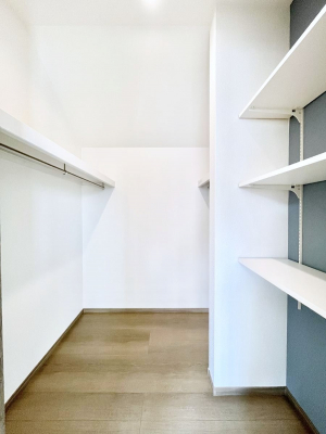 ���̑��@�����`Walk-in Closet�`�@�K�v�Ȃ��̂�R�[�f�B�l�[�g���ꗗ���Ċm�F�ł��A�g�x�x�⏀�����Z���ԂōςރE�H�[�N�C���N���[�[�b�g��ݒu���܂����B�Ƃ̒�����������Ƃ�����֗��Ȏ��[�X�y�[�X�ł��B