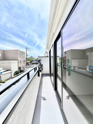 �o���R�j�[�@�����`Balcony�`�@������̃o���R�j�[�̑O�ɂ͉_�ȊO�ɑ��z���Ղ���̂�����܂���B�����󕨂������₷���A����薾�邭�C�����̂������������Ă��܂��B�g���₷���J���I�ȃo���R�j�[�ł���