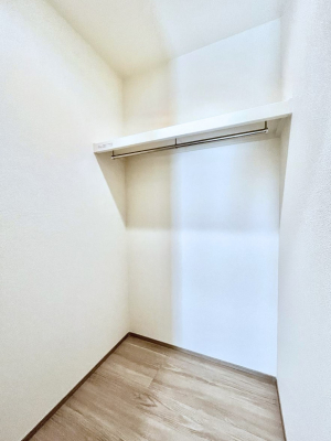 ���̑��@�����`Walk-in Closet�`�@�K�v�Ȃ��̂�R�[�f�B�l�[�g���ꗗ���Ċm�F�ł��A�g�x�x�⏀�����Z���ԂōςރE�H�[�N�C���N���[�[�b�g��ݒu���܂����B�Ƃ̒�����������Ƃ�����֗��Ȏ��[�X�y�[�X�ł��B