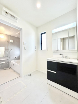 ���̑��@������A�������`Dressing Room�`  �\���ȑ傫���̐��ʑ�͎��[�����鎖�Ȃ���A�g�����Ȃ݃`�F�b�N�⎕�����ȂǁA���̍Q�����������Ԃł��z�e�����C�N�ȃX�y�[�X�ŗ]�T�Ƃ�Ƃ�������Ē����܂��B