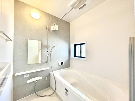 �����@������A�������`Bath Room�`�@���t���̃o�X���[���́A�̌������薾�邭�C�����̗ǂ���Ԃł��B�������邱�ƂŁA���C�����ǍD�B������芰����o�X���[���ŁA�����̃o�X�^�C�����y���݂ɂȂ肻���ł��B