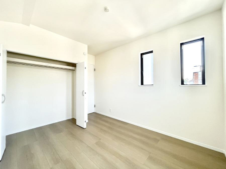 �Q���@������A�������`Bed Room�`  �S�����ɂ͎��[�N���[�[�b�g�������I���i�g���̂��m���⏬���͂������A�G�ߕ��̂��m���Ȃǂ���������Ɛ������ڂ����܂������܂��B  ������Ԃ��L���g�p�ł��܂��ˁB