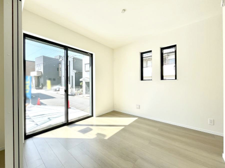 �q�������@������A�������`Bed Room�`�@�q�������͂��q�l�ɂƂ��đ�Ϗd�Ȗ���������܂��B�q����l�ŉ߂�����Ԃ�^���邱�ƂŁA�h���׋����Ԃ����R�Ƒ����܂����畔���̕Еt����|���Ȃǂ��������ƂɌq����܂��B