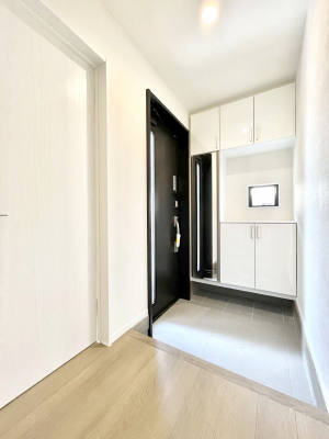 ���ց@������A�������`Entrance�`�@���ʔ��~���[�t�Ȃ̂ŁA���o�����O�̐g�����Ȃ݃`�F�b�N�Ɂ����ւ͂��q�l�����o�}�������ԍŏ��̏ꏊ�A�A���Ă��鎞�ɓ���ŏ��̏ꏊ�B����ȏꏊ�����炱���A���ǂ���ԂɁ�