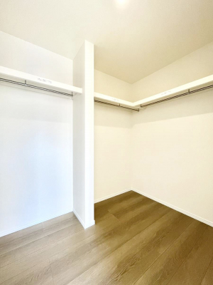 ���̑��@������A�������`Walk-in Closet�`�@��������̗m���������Ă��V���ɂȂ�ɂ����E�H�[�N�C���N���[�[�b�g�B�m���ȊO�ɂ��A���i�g��Ȃ��Ɠd��X�[�c�P�[�X�A�X�g�b�N�i�Ȃǉ��ł��Еt����������Ԃł��B