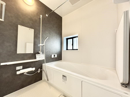 �����@������B�������`Bath Room�`�@����L�΂��ē������邱�Ƃ��\�I����̔�������M�d�ȃo�X�^�C���ł��B���q�l�Ƃ��ꏏ�ł��\���ȍL���Ȃ̂ŁA���r���O�Ƃ͈�����Ƒ��c�R�̂ЂƎ������y���݂��������܂��B
