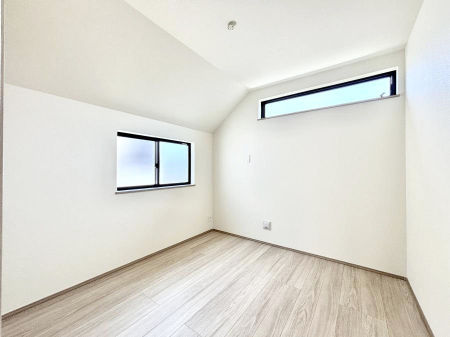 �q�������@������B�������`Bed Room�`�@�q�������͂��q�l�ɂƂ��đ�Ϗd�Ȗ���������܂��B�q����l�ŉ߂�����Ԃ�^���邱�ƂŁA�h���׋����Ԃ����R�Ƒ����܂����畔���̕Еt����|���Ȃǂ��������ƂɌq����܂��B